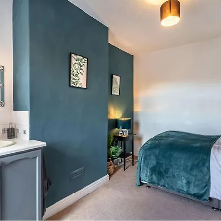 Hg1- 4 Bed House *
