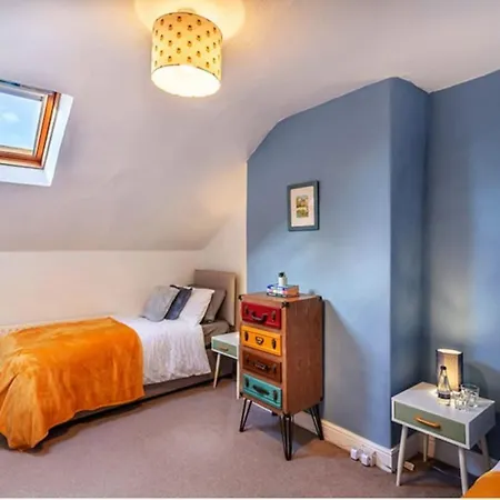 Hg1- 4 Bed House *