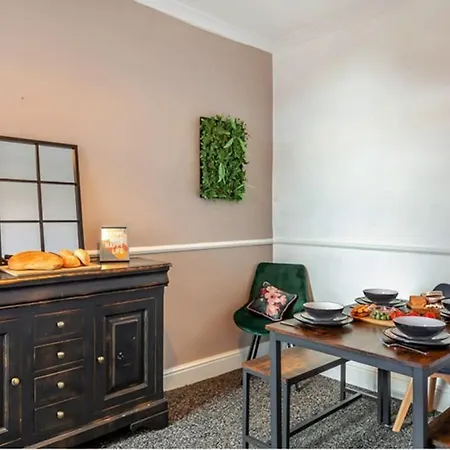 Hg1- 4 Bed House * Harrogate