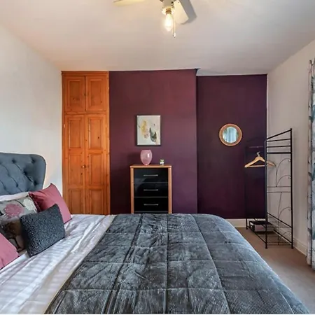 Hg1- 4 Bed House *
